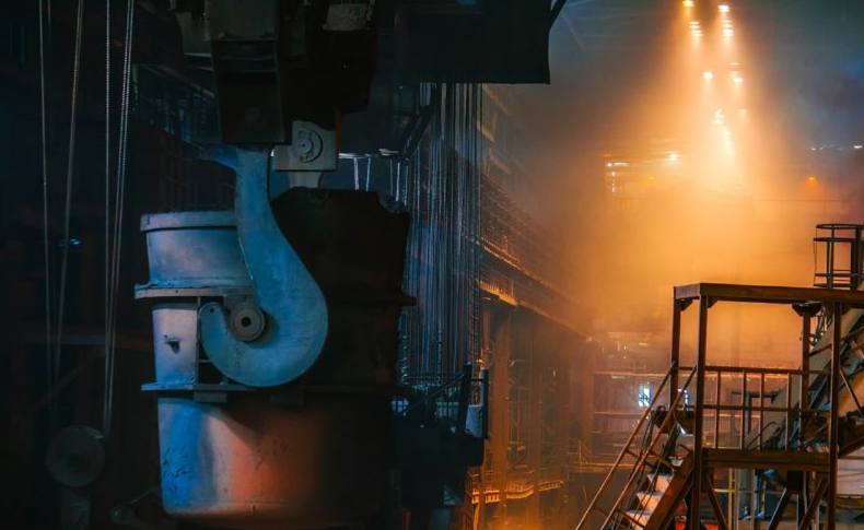 面对碳壁垒，选择专业的合作伙伴至关重要。针对 CBAM 复杂的合规要求，昆仑业务通过专业数据建模，为中国制造业出海保驾护航。